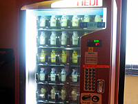 脱衣所内の定番瓶牛乳の自販機