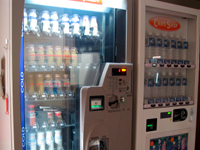 脱衣所内の瓶飲料＆水の自販機