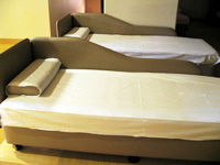 毛布、枕付きベッドの「睡眠室」
