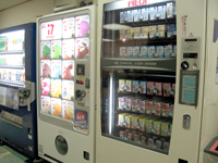 アイス類の自動販売機もあり