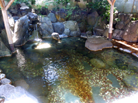 「京の湯」：岩造りの湯船