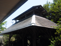 「京の湯」：東屋風の屋根付き