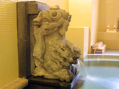 大浴場の湯口は唐獅子。地元の彫師・森田東光作