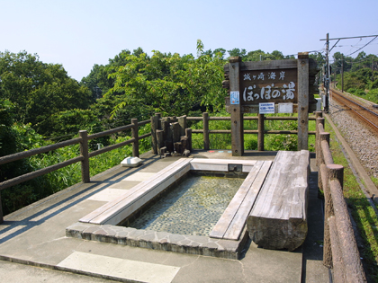 伊豆高原駅寄りのホーム端に足湯を設置。線路はすぐ隣