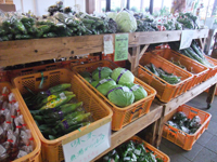 「農の匠」には新鮮な野菜が並ぶ